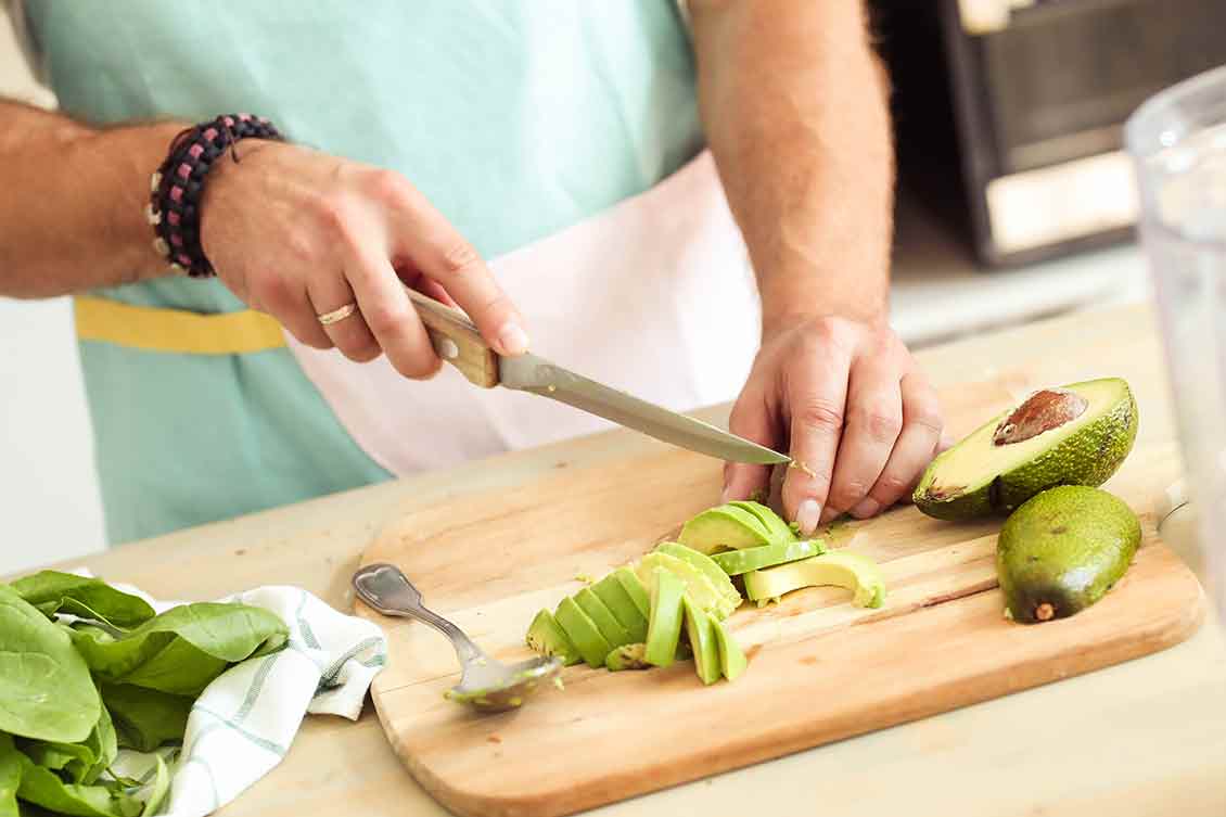 Homme-cuisine-avocat dîner en amoureux