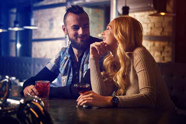 jeune-couple-celebre-la-saint-valentin jeune couple célèbre la Saint Valentin dans un bar