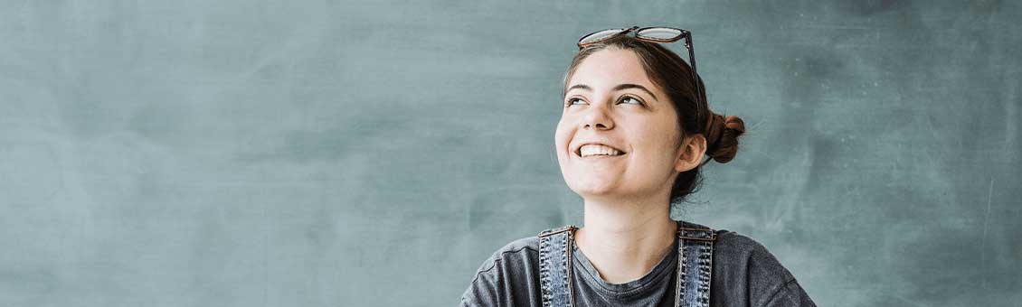 etudiante jeune étudiante en apprentissage des langues étrangères