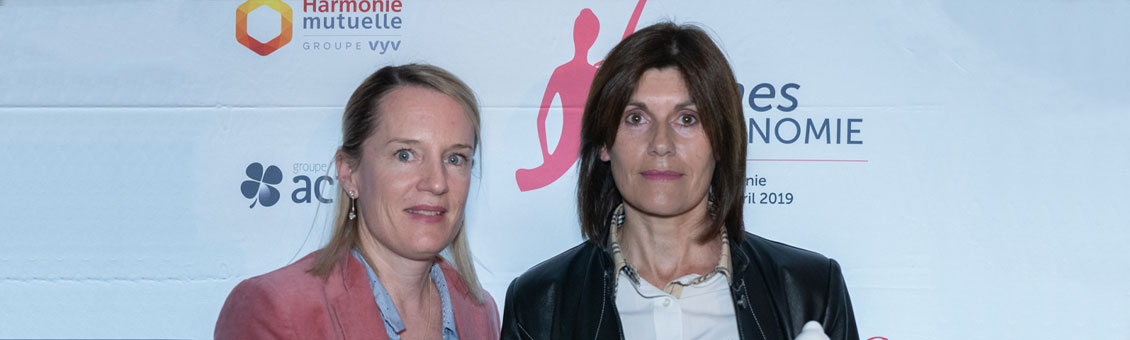 Aurélie Tourmente du Groupe IGS, remet un prix des femmes de l'économie à Toulouse