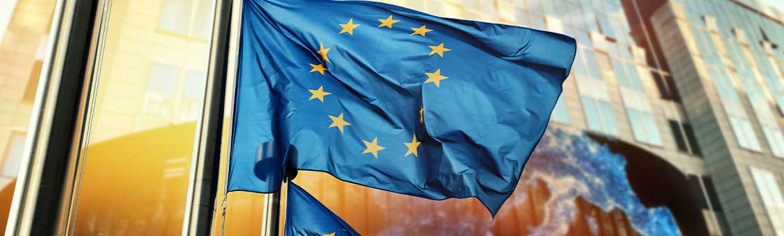 Europe drapeaux de l'Union européenne flottant dans le ciel