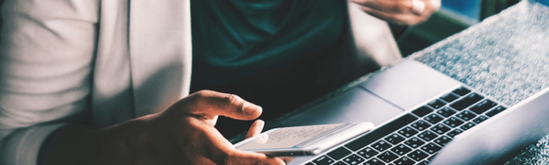 femme recherchant une formation sur PC