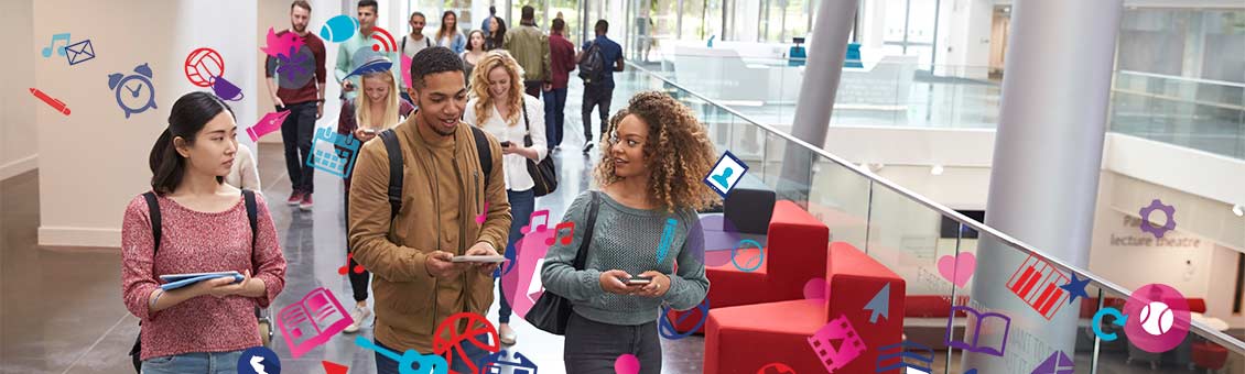 étudiants sur couloir en rentrée scolaire