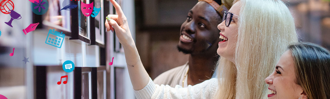 Un groupe d'étudiants admirent un tableau