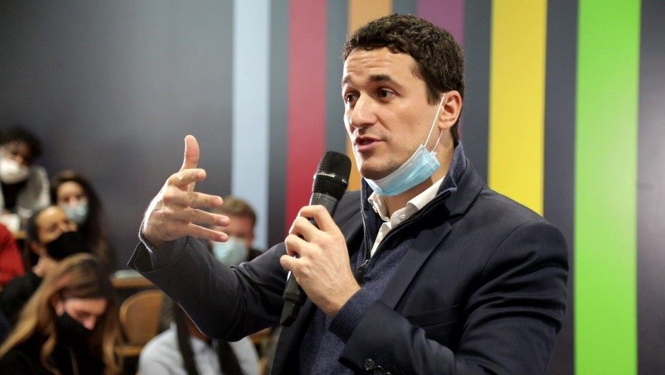 PDG de Dericherbourg parlant au micro