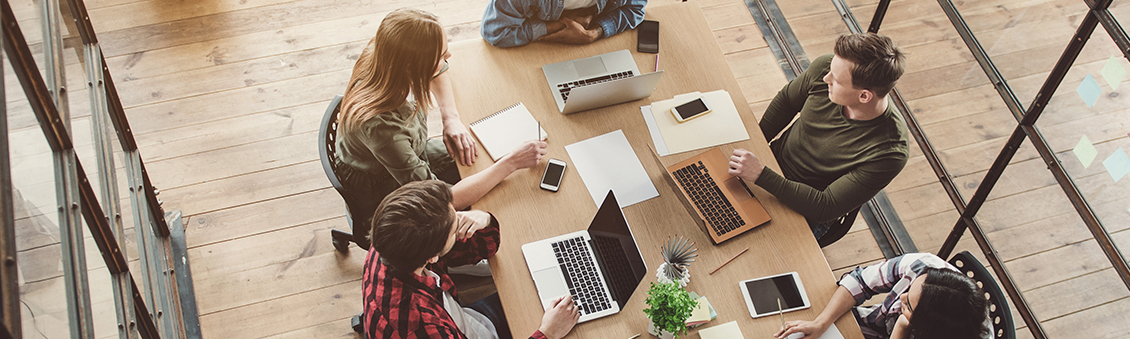 jeunes réunis autour d'une table dans l'esprit start-up