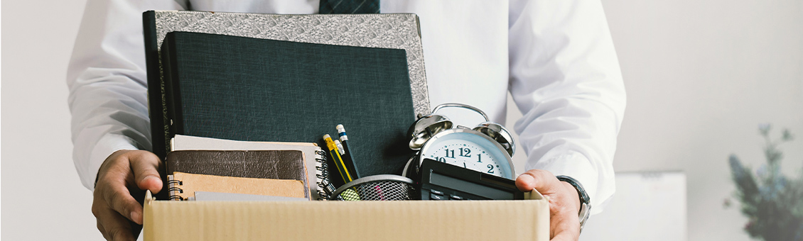 salarié faisant ses cartons après sa démission