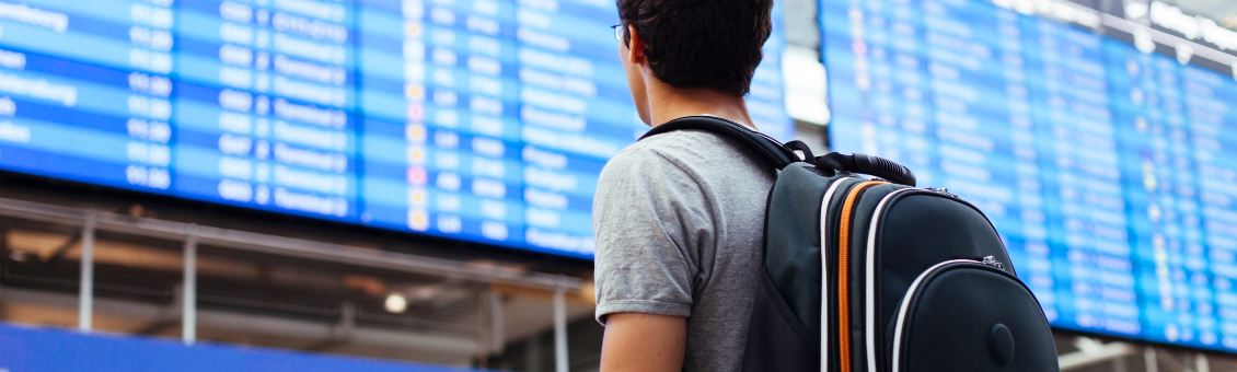 international étudiant à l'aéroport