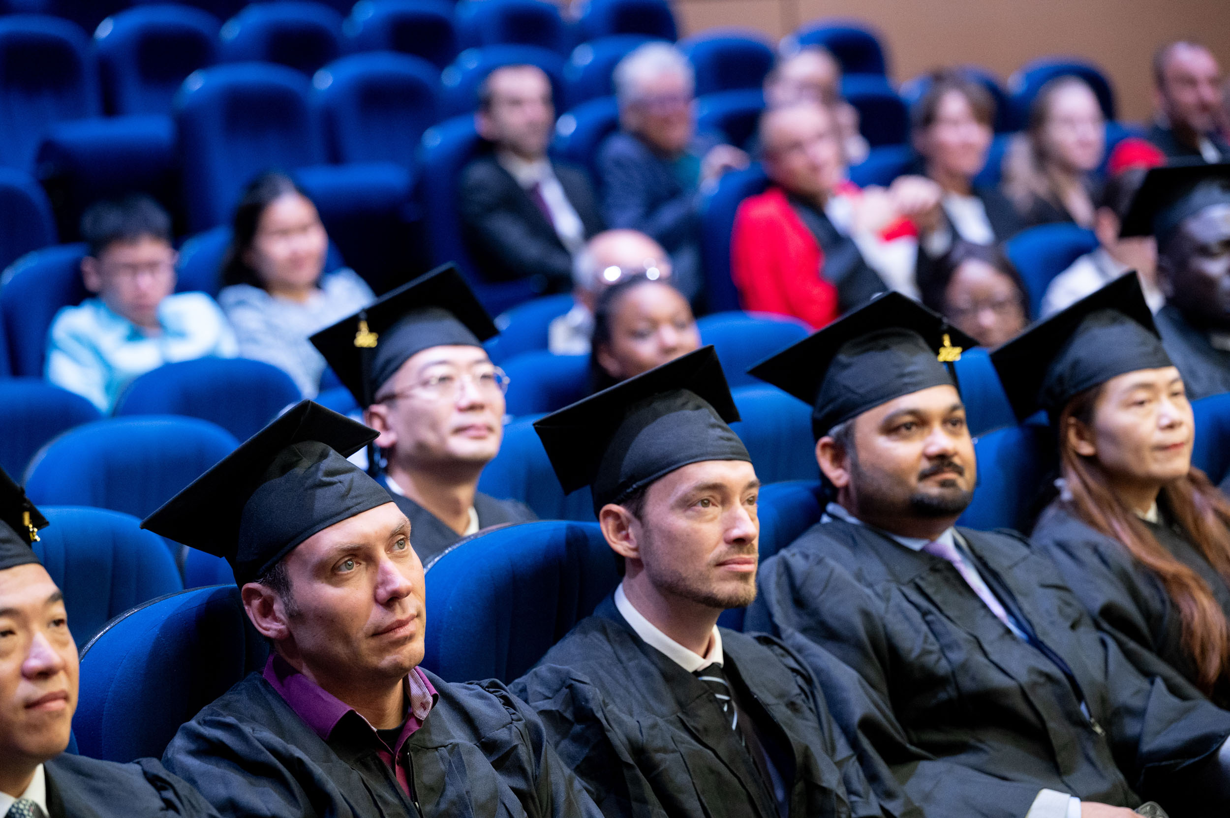 Des diplômés sont assis