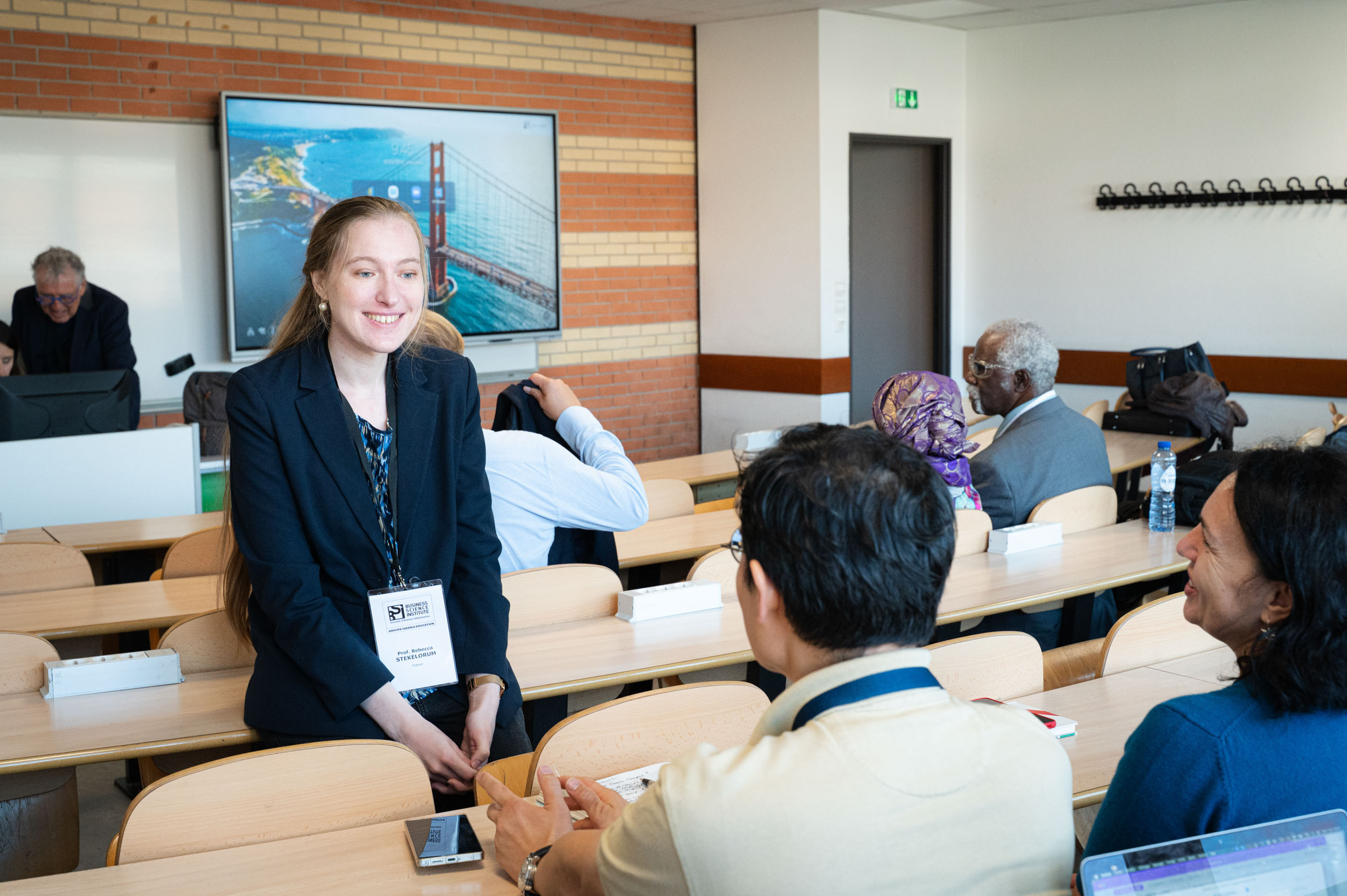 Des participants se parlent et sourient